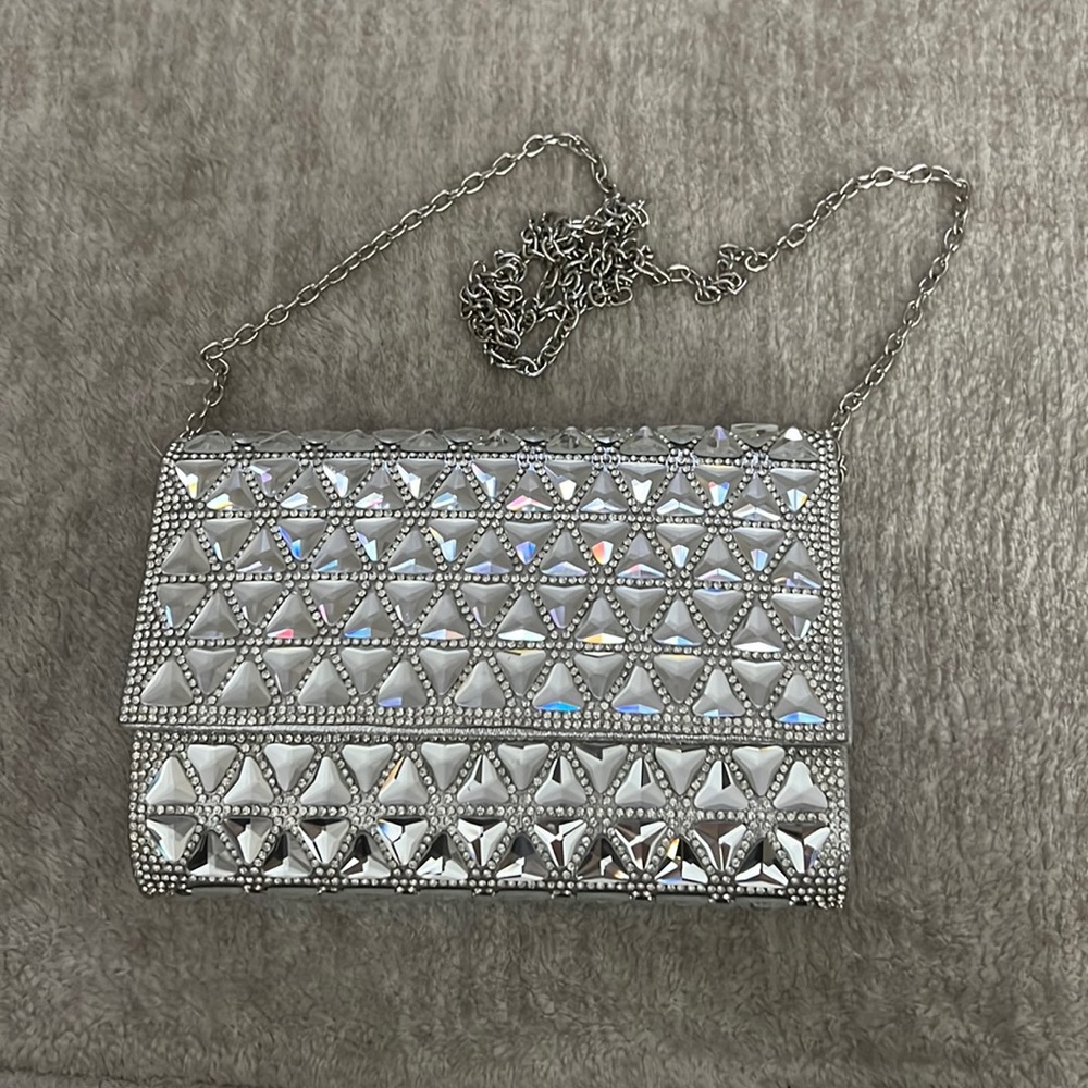 Beautiful clutch bag, perfect for outings. Also had chain to go with it
